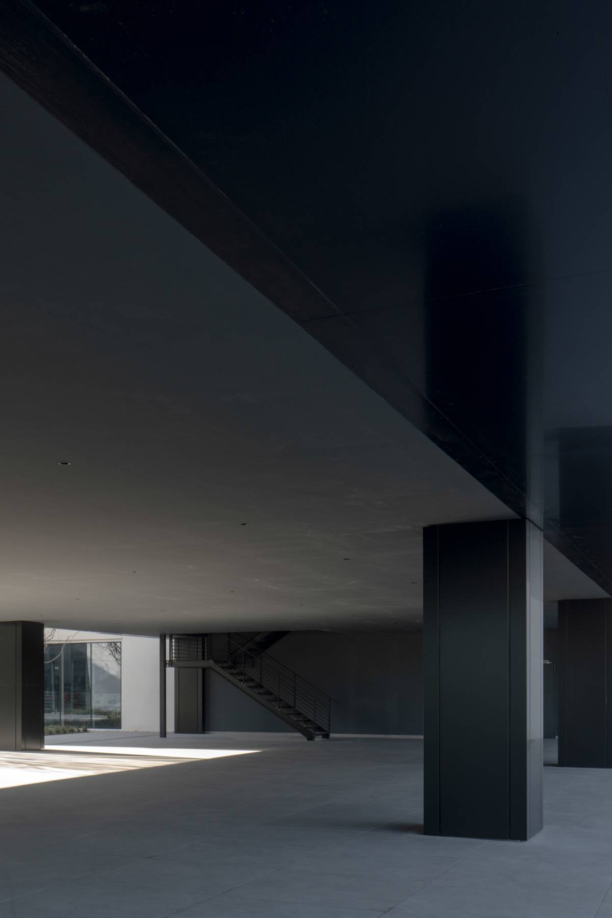 Portico coperto con pilastri neri e scala esterna